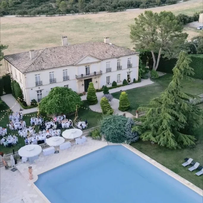 Table, chaise, vaisselle pour événement